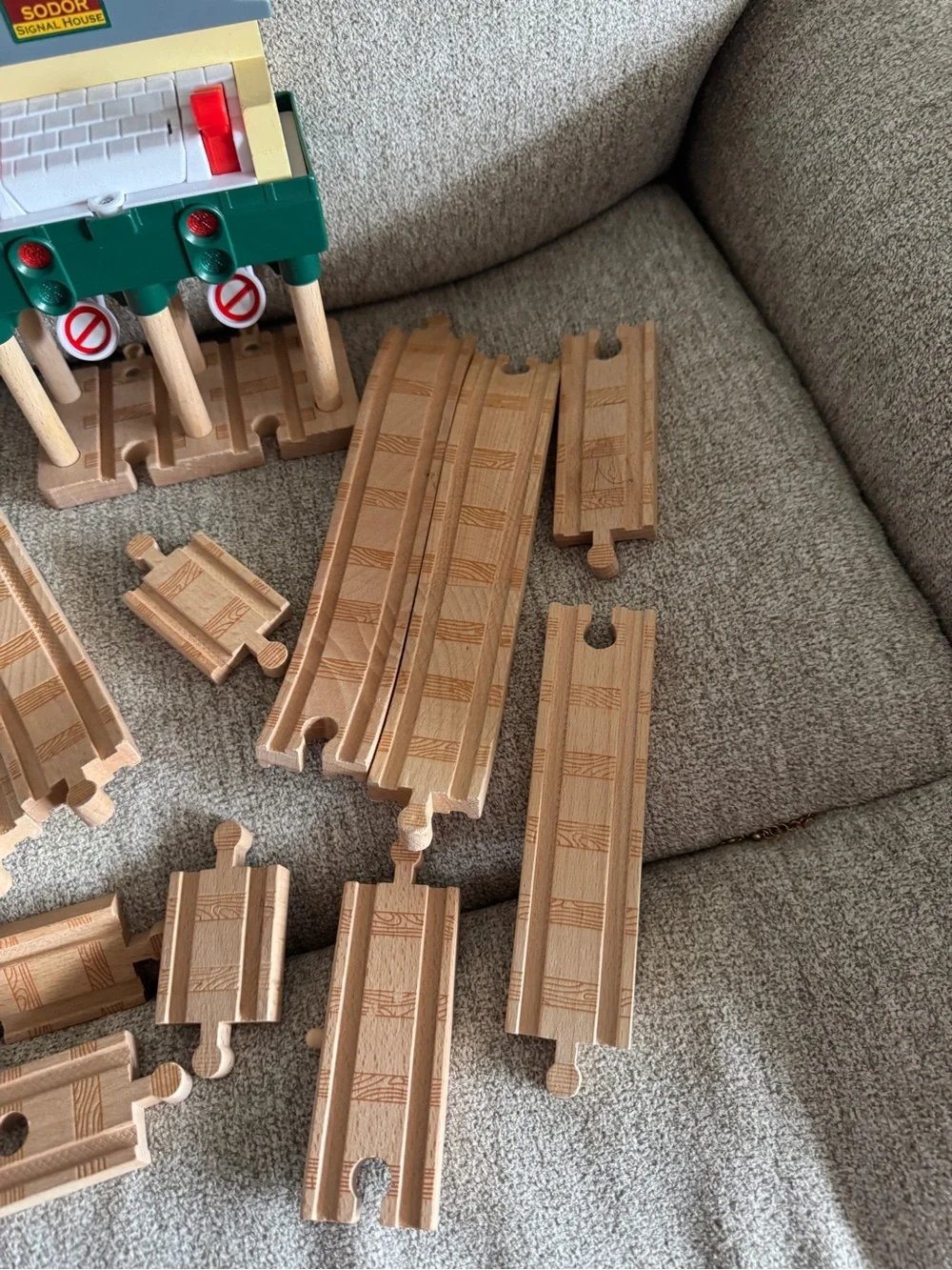 SODO Wooden Train Signal Station & Natural Track Set - Green/Yellow
